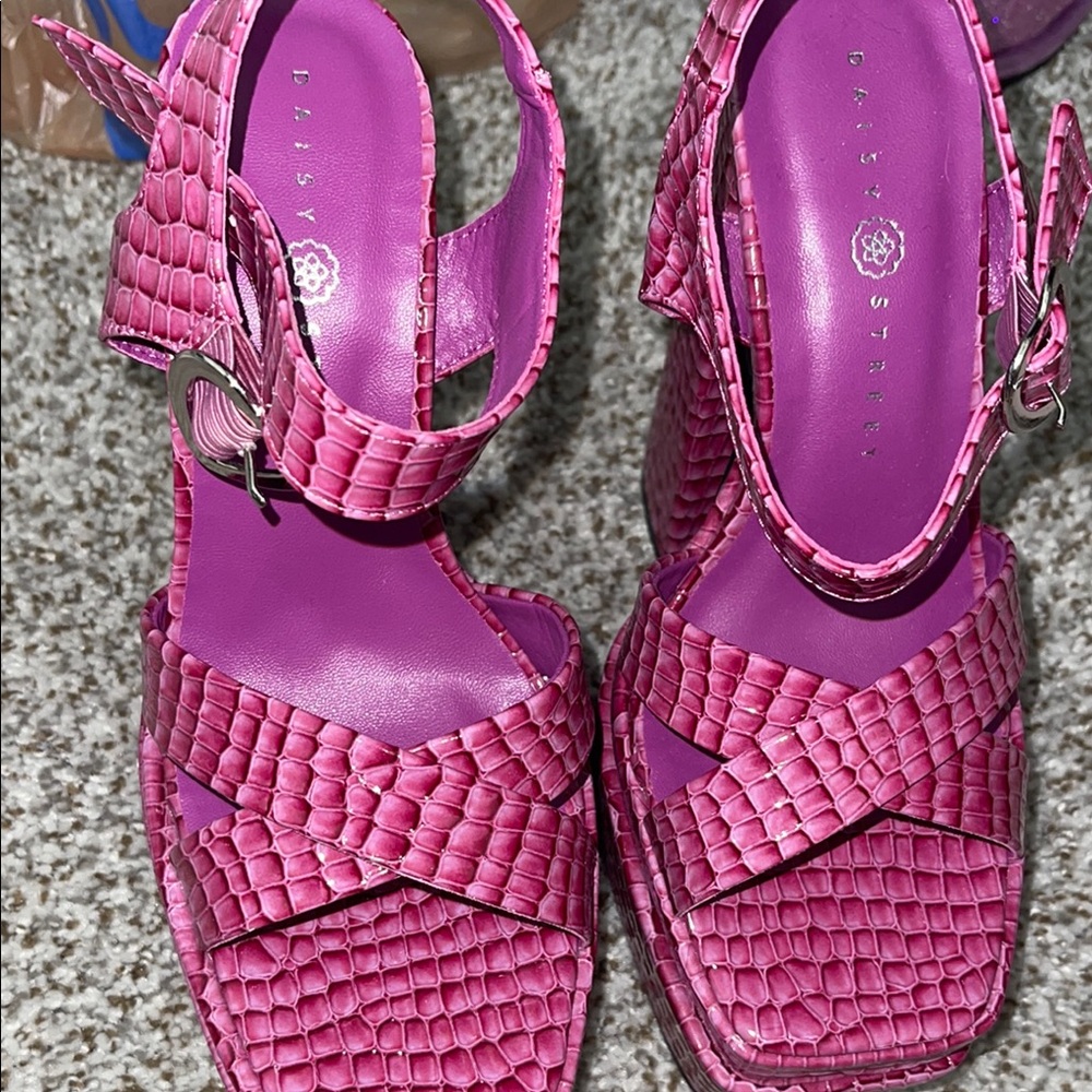 Pink Crocodile Pattern Platform Sandals - Picture 2 of 8
